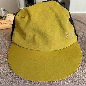 Arc’teryx waterproof hiking hat (packable)